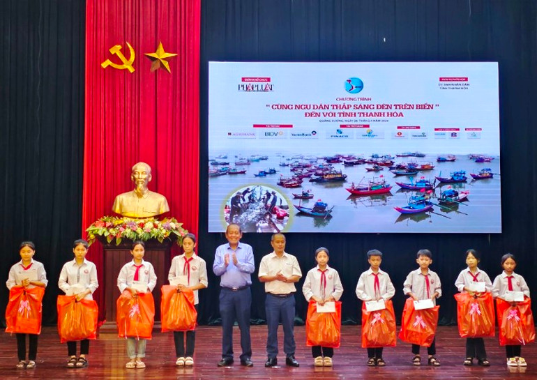 Nguyên Phó Thủ tướng Trương Hòa Bình cùng nhà tài trợ trao học bổng cho con em ngư dân vượt khó, học giỏi.