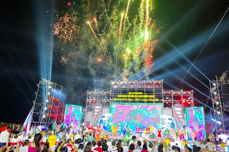 Lung linh đêm khai hội du lịch biển Nghi Sơn.