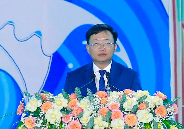 Chủ tịch Ủy ban nhân dân thị xã phát biểu khai hội du lịch biển Nghi Sơn.