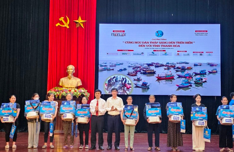Cán bộ tỉnh Thanh Hóa trao quà tặng của nhà tài trợ tới ngư dân trong tỉnh.