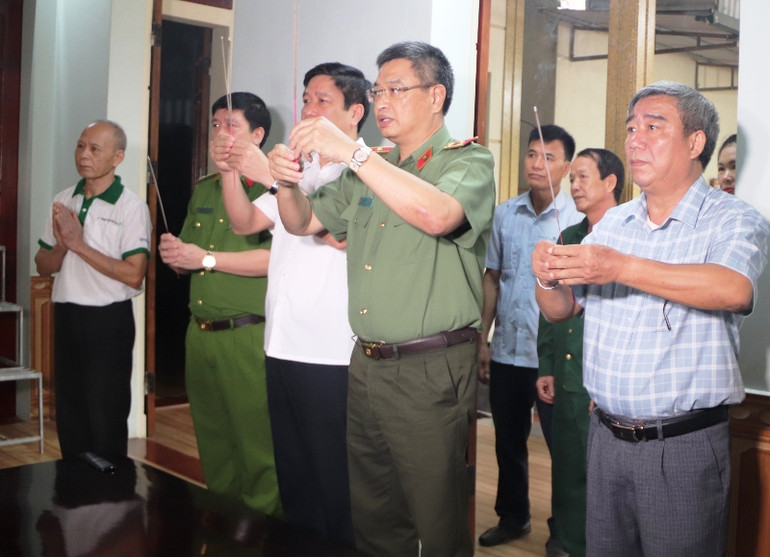 Các đại biểu dâng hương tưởng niệm liệt sĩ hy sinh tại chiến trường Điện Biên Phủ. Các đại biểu dâng hương tưởng niệm liệt sĩ hy sinh tại chiến trường Điện Biên Phủ.