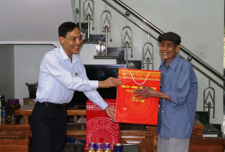 Lãnh đạo tỉnh Thanh Hóa trao tặng quà cho cựu thanh niên xung phong phục vụ chiến dịch Điện Biên Phủ.