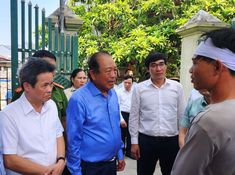 Nguyên Phó Thủ tướng Thường trực Chính phủ Trương Hòa Bình thăm hỏi, động viên gia đình ngư dân có người thân bị tai nạn trên biển.