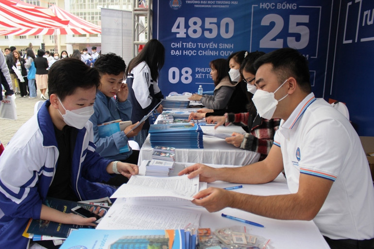 Cán bộ tuyển sinh tư vấn, hướng nghiệp cho học sinh.