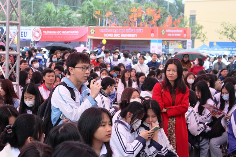 Học sinh quan tâm về điều kiện xét tuyển vào các trường đại học.