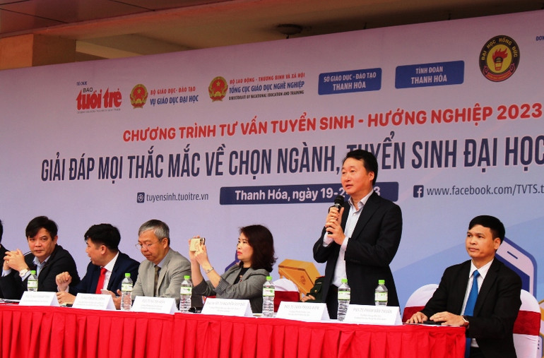 Chuyên gia trao đổi, giải đáp vấn đề học sinh quan tâm