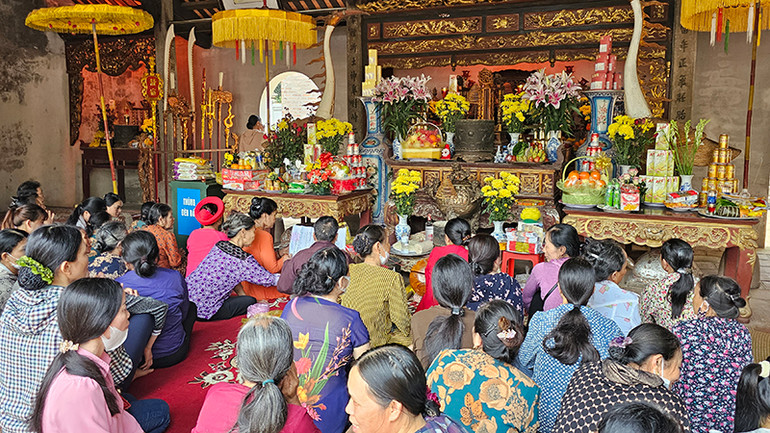 Người dân thực hành nghi lễ tín ngưỡng.