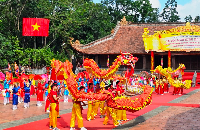 Múa Rồng tại lễ hội truyền thống Lam Kinh.