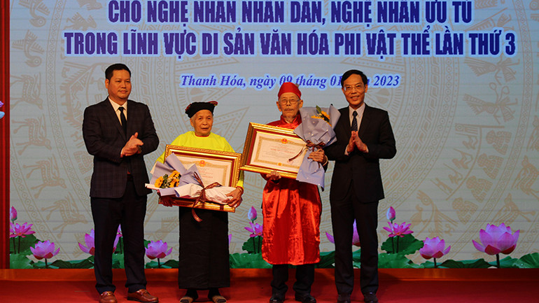 Lãnh đạo tỉnh Thanh Hóa trao danh hiệu vinh dự Nhà nước cho các nghệ nhân.