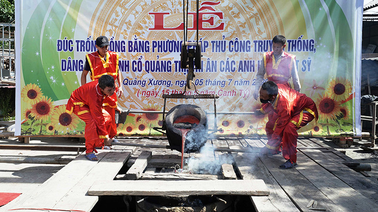 Đúc trống đồng bằng phương pháp thủ công truyền thống ở Thanh Hóa.