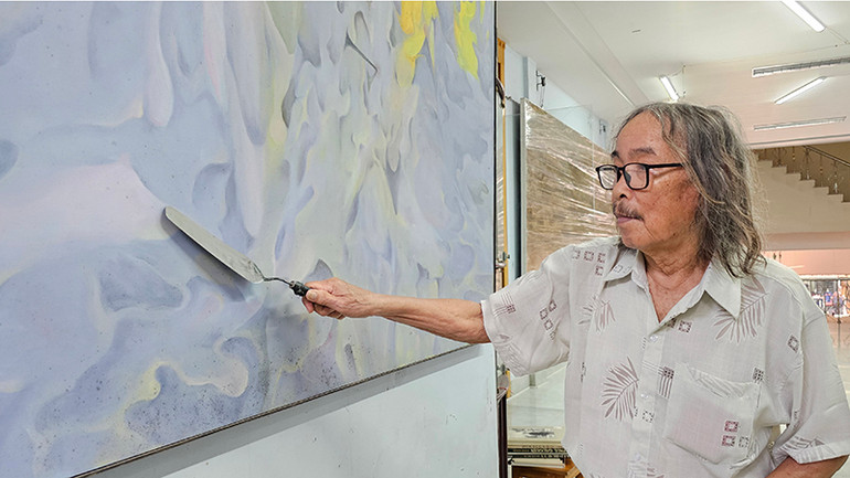 Tác giả hoàn thiện tác phẩm hội họa.