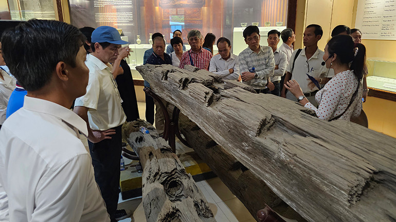 Khách tham quan hiện vật trưng bày tại Khu di tích Lam Kinh.