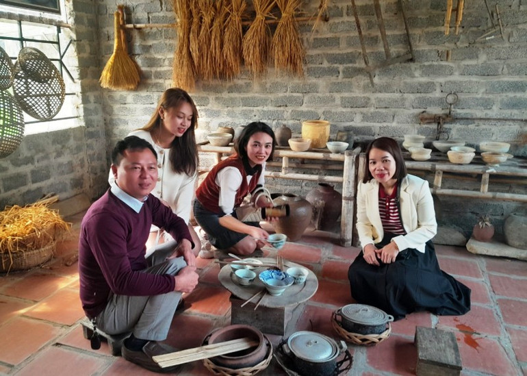 Khách du lịch trải nghiệm sinh hoạt đời thường trong không gian nhà cổ.
