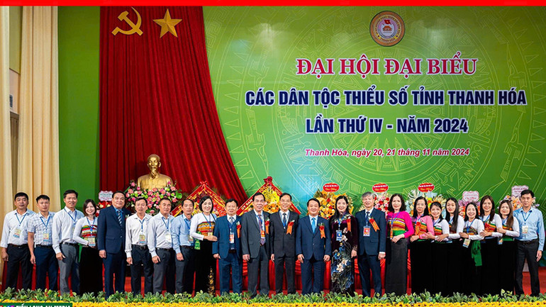 Lãnh đạo Trung ương và tỉnh Thanh Hóa với đại biểu đồng bào các dân tộc thiểu số ở Thanh Hóa.