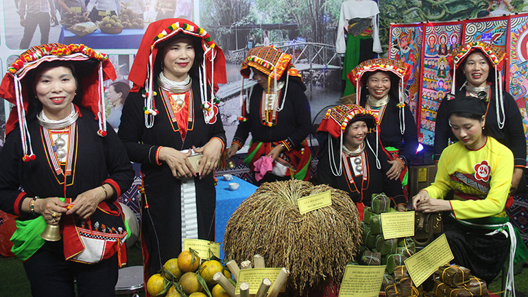 Trang phục truyền thống của đồng bào Dao, Mường ở vùng thượng du Thanh Hóa.