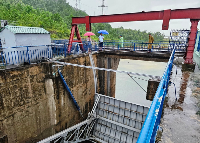 Cán bộ, nhân viên Công ty TNHH một thành viên sông Chu kiểm tra cửa xả tràn hồ Yên Mỹ.