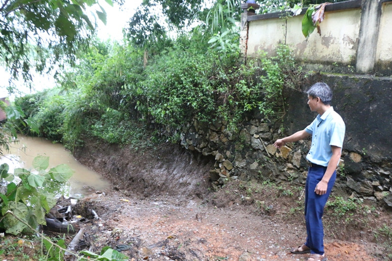 Nước xâm thực, xói chân móng nhà bia tưởng niệm liệt sĩ.