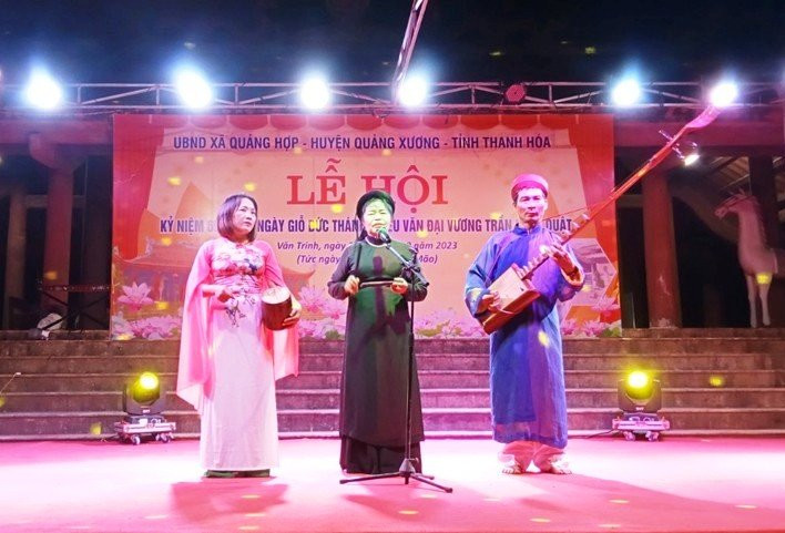 Nghệ nhân biểu diễn Hát nhà trò Văn Trinh.