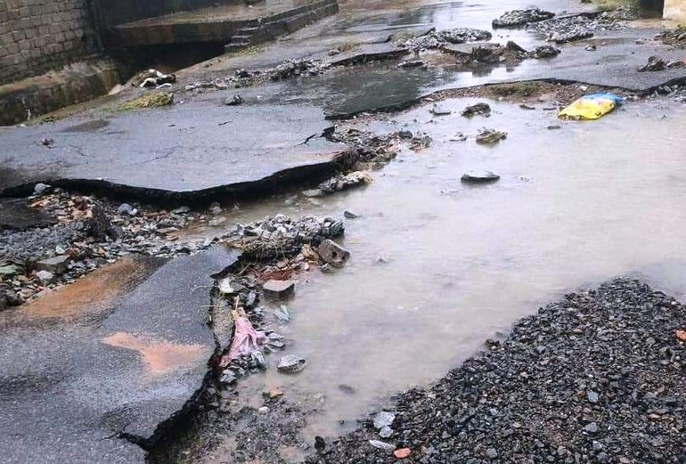 Mặt đường giao thông ở Thanh Hóa bị hư hỏng.