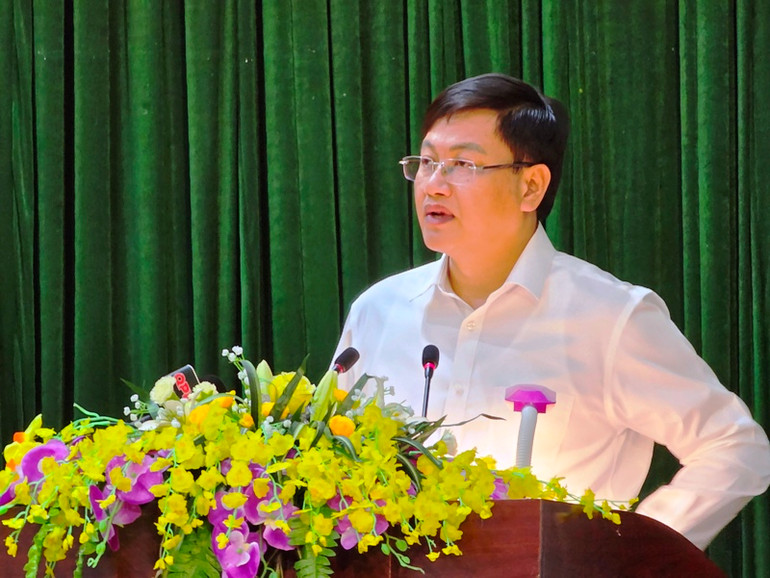 Phó Chủ tịch Ủy ban nhân dân tỉnh Thanh Hóa tiếp thu, giải đáp các kiến nghị của cử tri thuộc thẩm quyền của tỉnh.