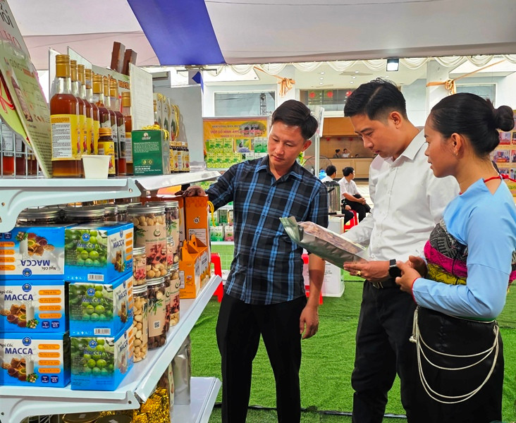 Khách hàng lựa chọn sản phẩm nông nghiệp của huyện miền núi Như Xuân.