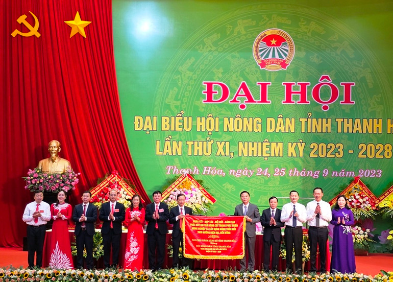Đảng bộ tỉnh Thanh Hóa tặng Hội Nông dân tỉnh Thanh Hóa bức trướng cùng dòng chữ kỳ vọng lớn.