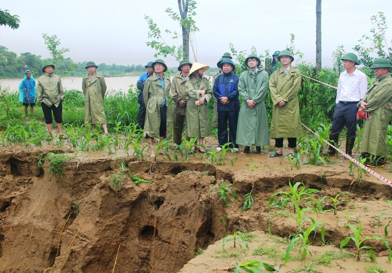 Lãnh đạo tỉnh Thanh Hóa cùng các thành viên đoàn công tác nắm bắt hiện trạng sạt lở bãi bồi ở xã Vĩnh Hòa, huyện Vĩnh Lộc.