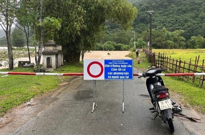 Các địa phương ở miền núi Thanh Hóa lắp rào chắn, bố trí nhân lực trực gác đường bị ngập nước.