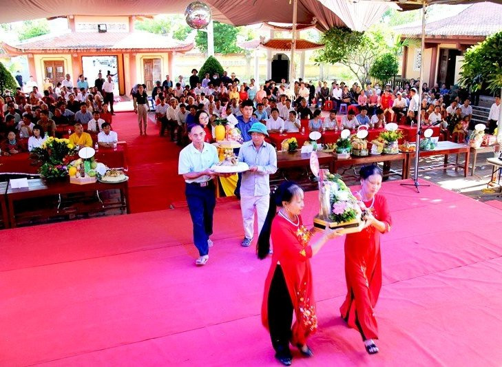 Nhân dân dâng lễ vật, tri ân công đức Trần Nhật Duật.