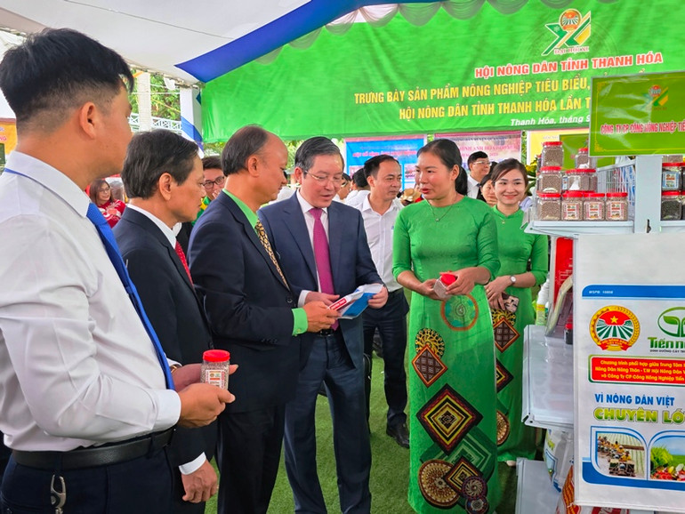 Lãnh đạo Trung ương Hội Nông dân Việt Nam tham quan các sản phẩm đồng hành với nông dân của doanh nghiệp Tiến Nông.