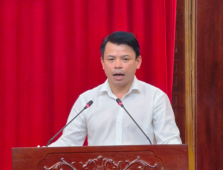 Đại diện huyện Mường Lát thừa nhận yếu kém trong lãnh đạo thực hiện đầu tư công. Đại diện huyện Mường Lát thừa nhận yếu kém trong lãnh đạo thực hiện đầu tư công.