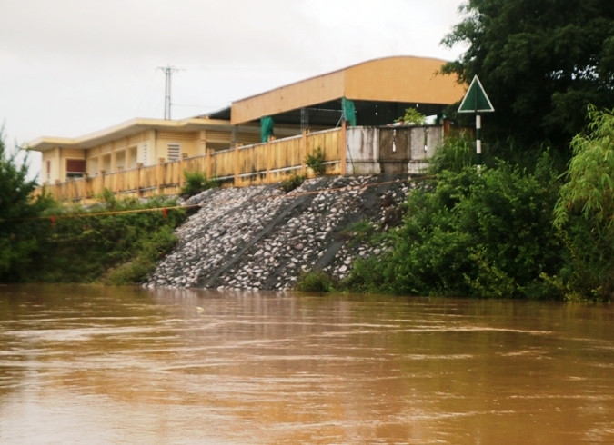 Nước dâng đe dọa công trình bên sông ở Thành Trực.