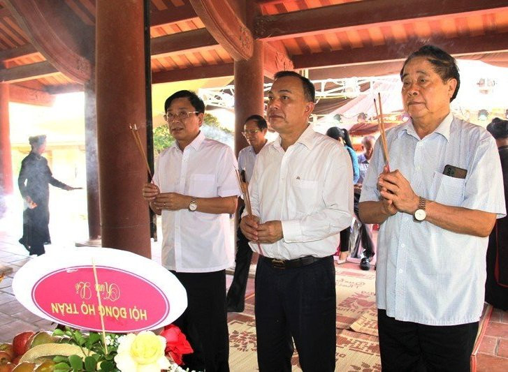 Các đại biểu dâng hương, tưởng niệm Chiêu Văn vương Trần Nhật Duật.