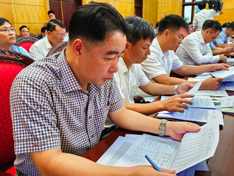 Các đại biểu nghiên cứu, rà soát tình hình thực hiện các chỉ tiêu đề ra trong năm 2023. Các đại biểu nghiên cứu, rà soát tình hình thực hiện các chỉ tiêu đề ra trong năm 2023.