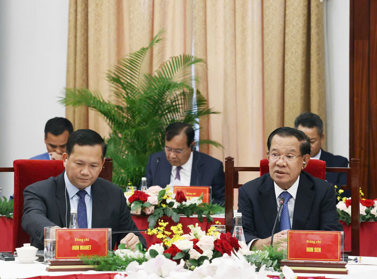Chủ tịch Đảng Nhân dân Campuchia, Chủ tịch Thượng viện Vương quốc Campuchia Hun Sen và Thủ tướng Campuchia Hun Manet. (Ảnh: TTXVN)