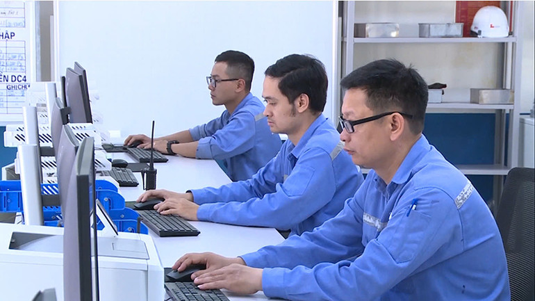 Nhân lực làm việc tại Trung tâm điều hành Nhà máy xi-măng Long Sơn.