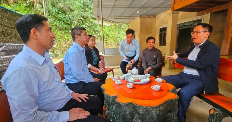 Cán bộ luân chuyển giữ chức vụ chủ chốt ở Quan Hóa trao đổi với đại diện cơ quan cấp trên tháo gỡ khó khăn cho hộ tái định cư xen ghép, phòng tránh thiên tai.