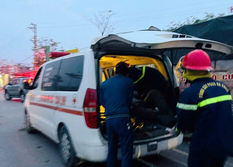 Phương tiện cùng nhân lực đón, đưa nạn nhân đi cấp cứu.