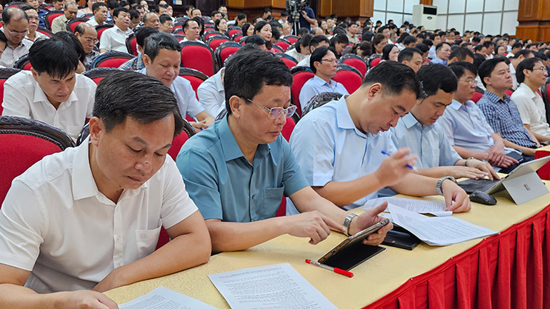 Các đại biểu nghiên cứu tài liệu hướng dẫn triển khai đại hội Đảng các cấp.