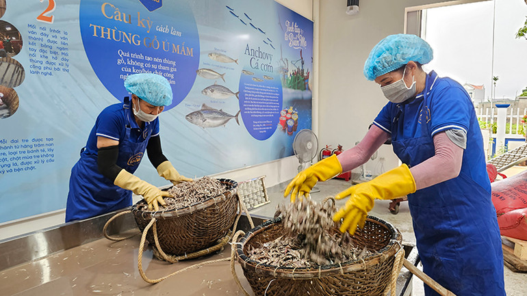 Người lao động đảo ướp nguyên liệu tại cơ sở sản xuất Lê Gia.