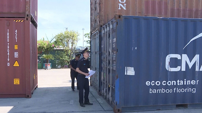 Hải quan kiểm tra container hàng hóa. Hải quan kiểm tra container hàng hóa.