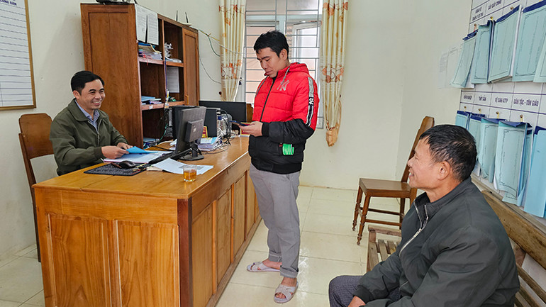 Công chức xã Yên Thắng, huyện Lang Chánh thụ lý, giải quyết thủ tục hành chính cho công dân.