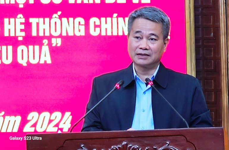 Bí thư Thị ủy thị xã Nghi Sơn thảo luận tại hội nghị.