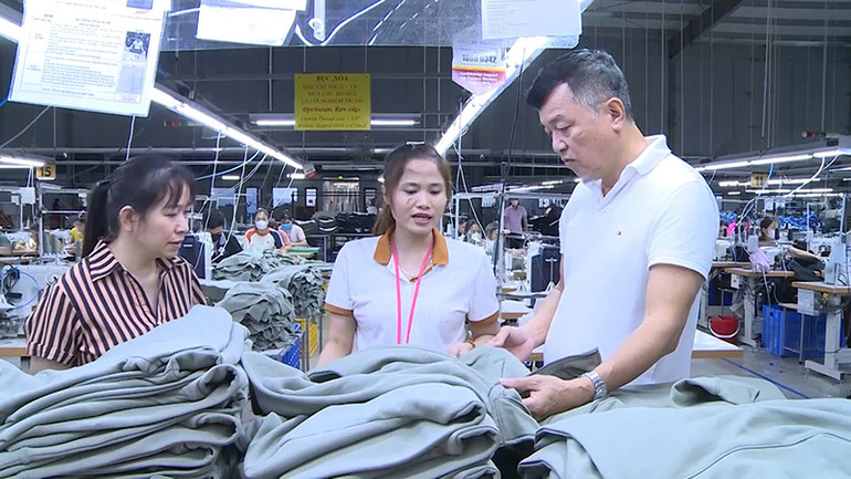 Doanh nghiệp ở Thanh Hóa dần lựa chọn nhập nguyên liệu, xuất khẩu sản phẩm may mặc qua Cảng biển Nghi Sơn. Doanh nghiệp ở Thanh Hóa dần lựa chọn nhập nguyên liệu, xuất khẩu sản phẩm may mặc qua Cảng biển Nghi Sơn.