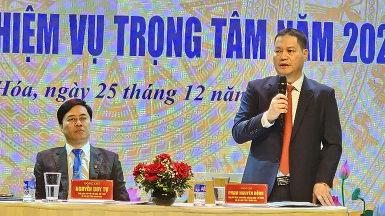 Chủ tọa điều hành hội nghị.