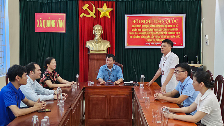 Tập thể lãnh đạo ở xã Quảng Văn giao ban thường kỳ.