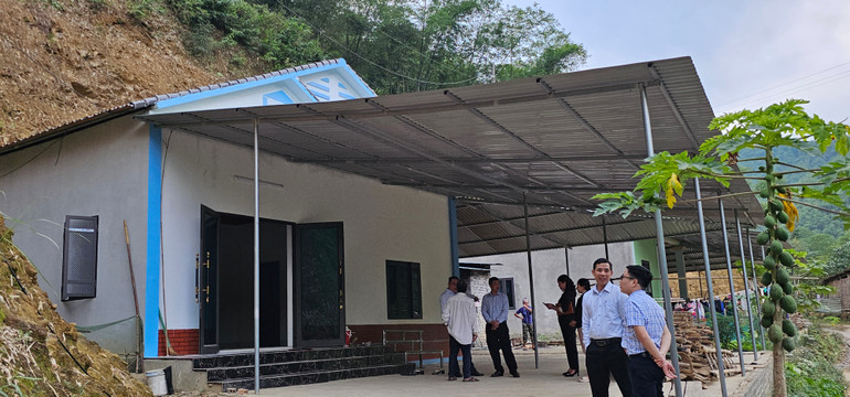 Ảnh hưởng bởi thiên tai, hộ dân ở bản Giá, xã Phú Xuân, huyện Quan Hóa được trợ giúp tái định cư xen ghép.