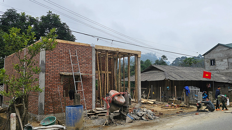 Nguồn hỗ trợ từ chương trình mục tiêu quốc gia và huy động theo Chỉ thị 22 của Tỉnh ủy Thanh Hóa trợ giúp hộ nghèo ở huyện Mường Lát xây dựng nhà ở.