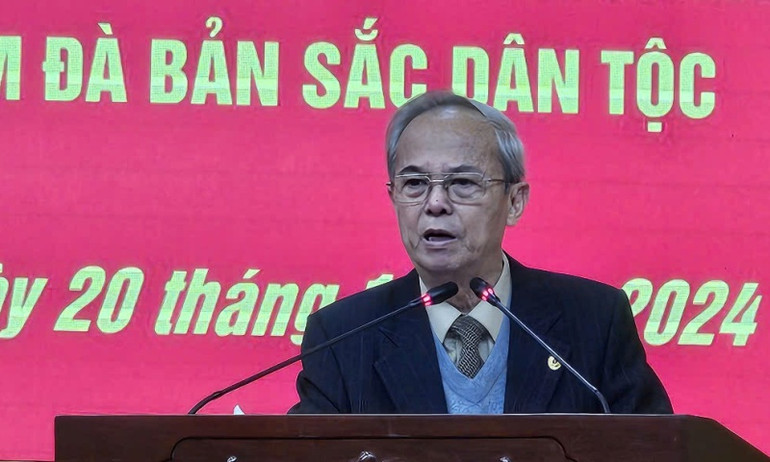 Giáo sư, Tiến sĩ Đinh Xuân Dũng giới thiệu chuyên đề về văn hóa tại hội nghị. Giáo sư, Tiến sĩ Đinh Xuân Dũng giới thiệu chuyên đề về văn hóa tại hội nghị.