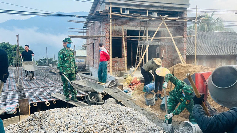 Bộ đội Biên phòng hỗ trợ các hộ gia đình ở khu phố Piềng Mòn, thị trấn Mường Lát xây dựng nhà ở.